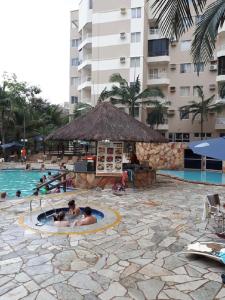 um grupo de pessoas numa piscina num resort em Thermas Paradise Rio Quente - FR Turismo em Rio Quente