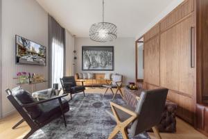 a living room with chairs and a table at Park James in Menlo Park