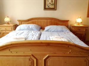 Ein Bett oder Betten in einem Zimmer der Unterkunft Frühstückspension zur Post Reisinger KG St Oswald