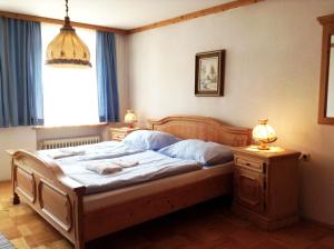 ein Schlafzimmer mit einem Bett und zwei Nachttischen in der Unterkunft Frühstückspension zur Post Reisinger KG St Oswald in Sankt Oswald bei Freistadt