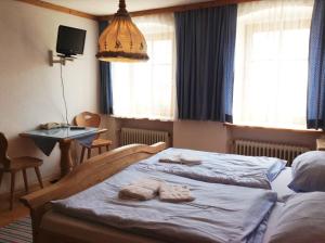Ein Bett oder Betten in einem Zimmer der Unterkunft Frühstückspension zur Post Reisinger KG St Oswald