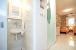 ein Bad mit einem WC und einem Waschbecken in der Unterkunft Apartments Lotti in Stari Grad