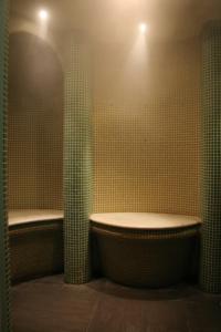 シラクーサにあるドムス マリアエ ベネッセーレのバスルーム(バスタブ、シャワー付)