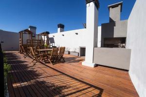 una terraza con sillas y una mesa en una casa en Aventura 108 en Buenos Aires