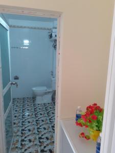 ein Badezimmer mit Toilette und Glasduschtür in der Unterkunft Hang Mua Happiness Homestay in Ninh Bình + 59 Fotos