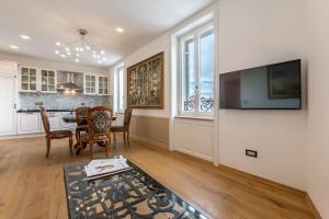 TV a/nebo společenská místnost v ubytování Queen Apartment