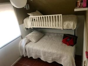 ein Zimmer mit zwei Etagenbetten und einem Bett in der Unterkunft Duplex La Cala in La Cala del Moral
