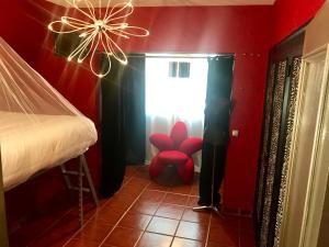 - une chambre avec un lit et un mur rouge dans l'établissement Duplex La Cala, à Cala del Moral