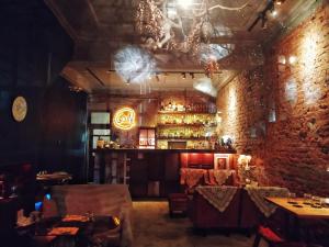 een restaurant met een bakstenen muur en een bar bij GOIN Old House & Bar in Tainan