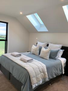 Un dormitorio con una cama grande con almohadas. en 112 Rural View, en Cambridge