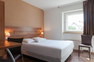 Кровать или кровати в номере The Originals City, Hôtel Colmar Gare
