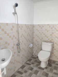 Koupelna v ubytování Phinisi Hostel Bira