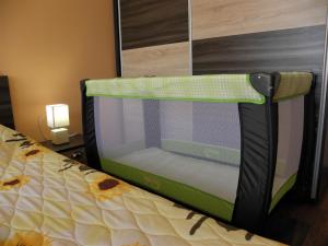 Двухъярусная кровать или двухъярусные кровати в номере Хисаря ВИП апартаменти