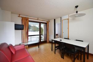 TV a/nebo společenská místnost v ubytování Résidence Vacancéole Les Monts Jura