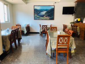 TV a/nebo společenská místnost v ubytování Holiday Hotel