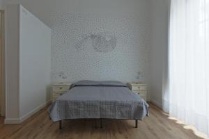 een slaapkamer met een bed en een muur met stippen bij Afea Art & Rooms in Palermo