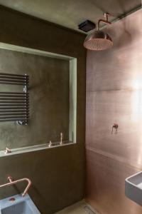 ein Bad mit einem Waschbecken und einem Spiegel in der Unterkunft Villa Fortezza Antique Rooms in Ascoli Piceno