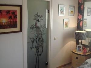 een kamer met een deur met een pauw erop geschilderd bij Luxury Living Apartment in Hammamet
