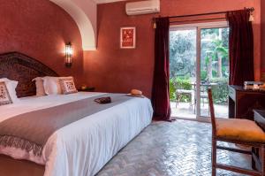 เตียงในห้องที่ Double room in a charming villa in the heart of Marrakech palm grove