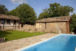 a house with a swimming pool in a yard at The Four Houses in Kostenkovtsi