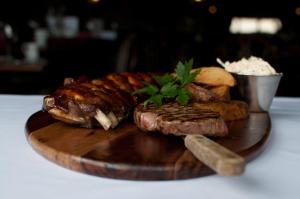 un plato de comida con carne y pan en una mesa en The Anchor Inn en Whittonstall