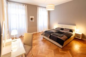 1 dormitorio con 1 cama grande y 1 mesa en Da Gillo, en Trieste