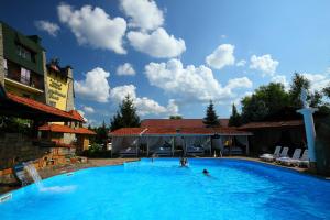 The swimming pool at or close to Medzhybozhskiy Zamok