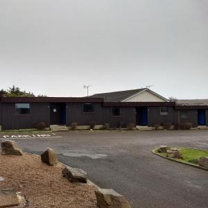 an empty parking lot in front of a building at The Weigh Inn Lodges in Thurso