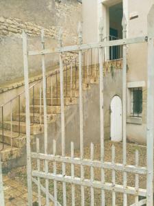een witte trap die leidt naar een gebouw met een witte deur bij Gîtes de Loire in Mosnes