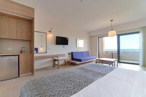 Televízia a/alebo spoločenská miestnosť v ubytovaní Silver Beach Hotel & Apartments