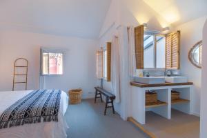 1 dormitorio con cama, lavabo y espejo en Ze Perfect Place - Vieux Nice - Exceptionnel Appartement - Calme et Terrasse avec vues en Niza