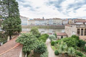 vista sulla città dal tetto di un edificio di B&B Stupido Hotel a Firenze