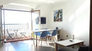 ビラノーバ・デ・アロウサにあるVistas de Arosaのリビングルーム(テーブル、椅子付)