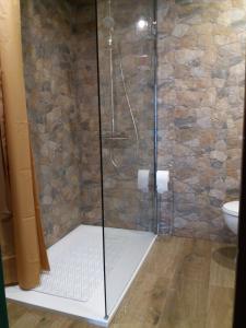 トッサ・デ・マールにあるEl Palo Marのバスルーム(ガラスドア付きのシャワー付)