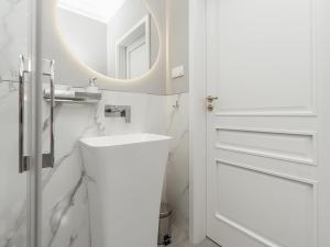 Kúpeľňa v ubytovaní Luxury Gold Cracow City Centre 3min Main Sq Old Town
