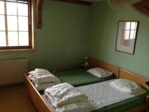 Postel nebo postele na pokoji v ubytování Vimmerby Vandrarhem