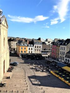 un groupe de personnes assises dans une cour d'une ville dans l'établissement Appartement de 70 m2 bien situé à Boulogne sur mer, à Boulogne-sur-Mer