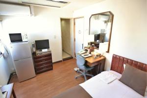 Hotel Yokosuka的厨房或小厨房