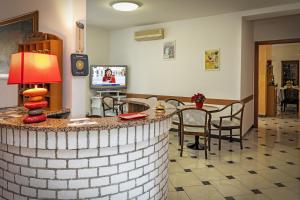 a living room with a brick counter with a table at Albergo Edera in Salsomaggiore Terme