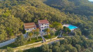 een luchtzicht op een huis met een zwembad bij Natural Blue Green Apartment in Almiros strand