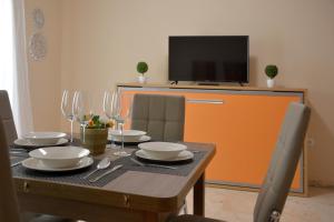 TV a/nebo společenská místnost v ubytování Apartamentos Casa-Patio Las Palmeras