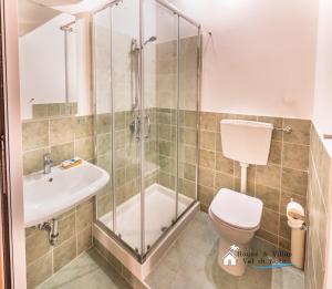 パラッツォーロ・アクレイデにあるAKRAIのバスルーム(シャワー、トイレ、シンク付)