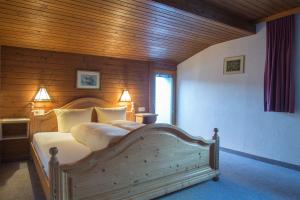 a bedroom with a large bed with a wooden ceiling at Apart EVA in Serfaus