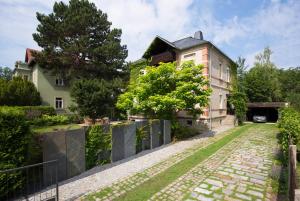 een extern uitzicht op een huis met een hek bij Ferienwohnung Sillack in Dresden