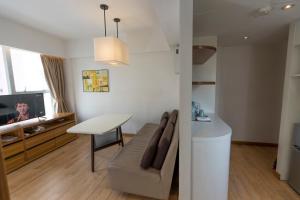 Uma área de estar em Homy Residence