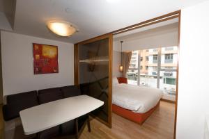 Uma cama ou camas num quarto em Homy Residence