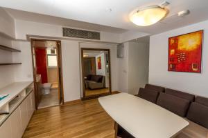 Uma área de estar em Homy Residence