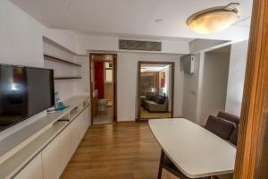 Uma televisão e/ou sistema de entretenimento em Homy Residence