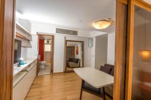 Uma área de estar em Homy Residence