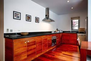 Galería fotográfica de Beautiful 3br 380sqm Pool Villa Walk To Bangtao Beach and Catch club en Bang Tao Beach